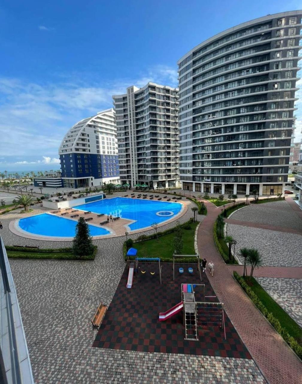 White Apartment Batumi Bagian luar foto