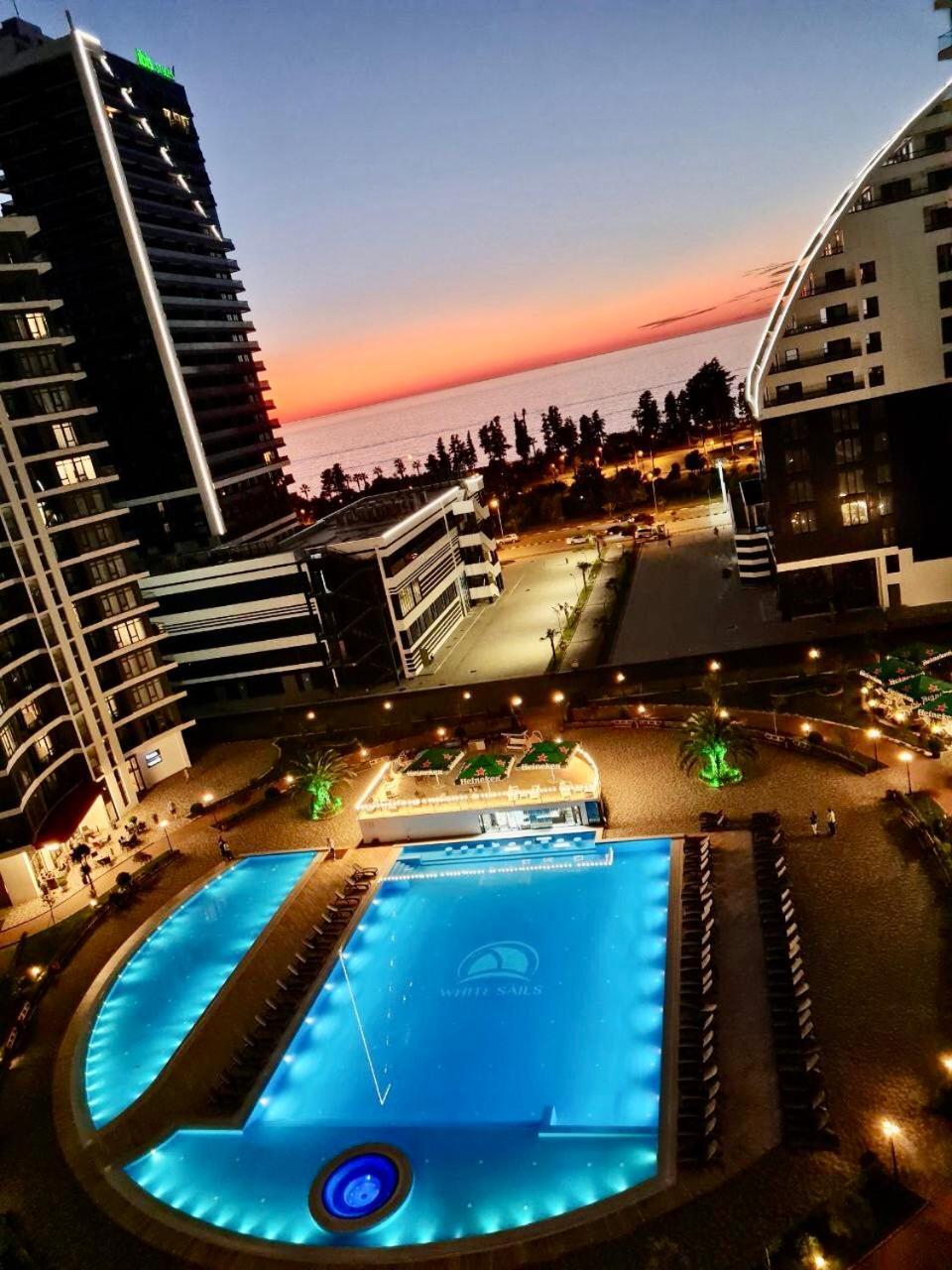 White Apartment Batumi Bagian luar foto