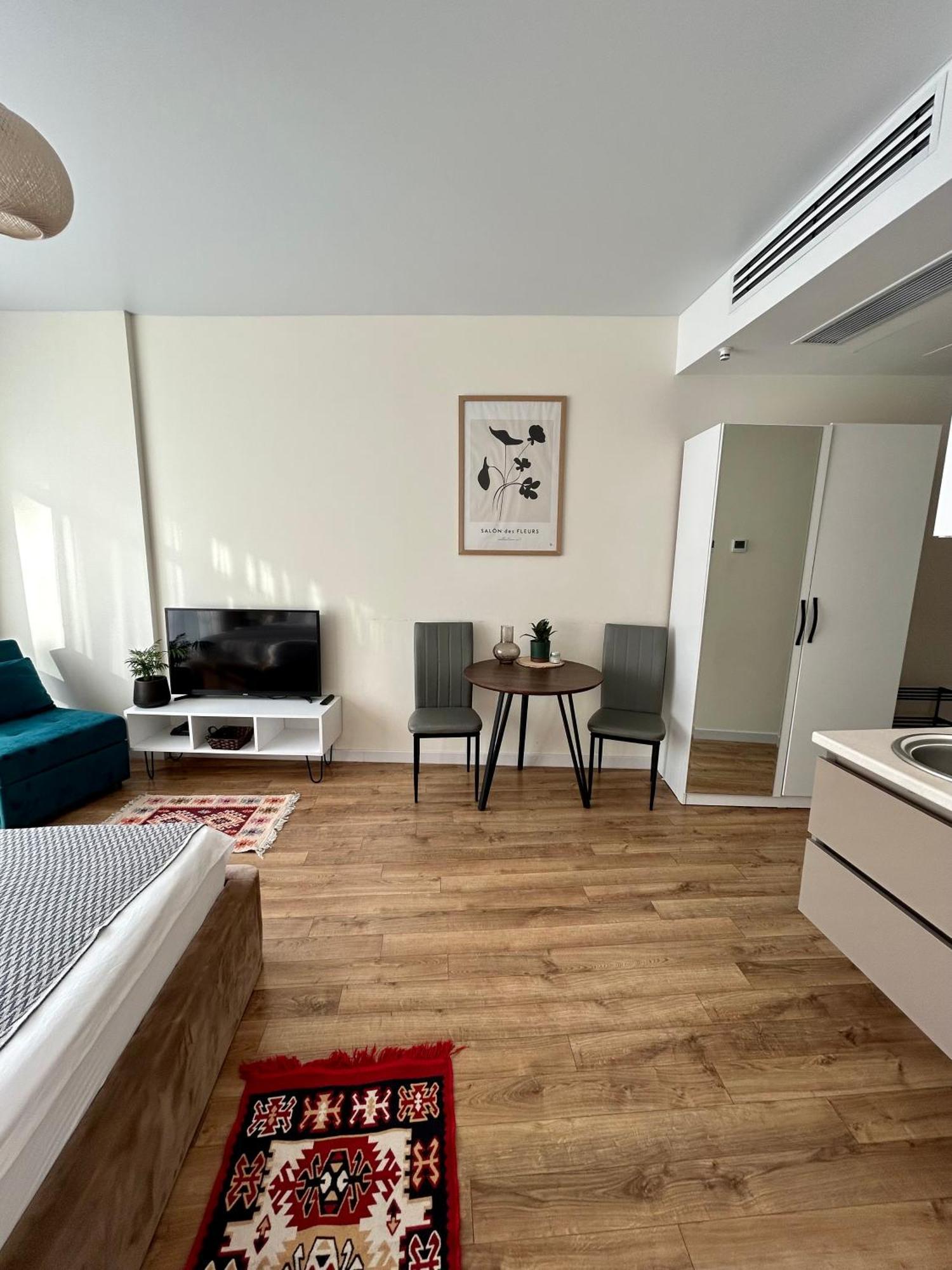 White Apartment Batumi Bagian luar foto